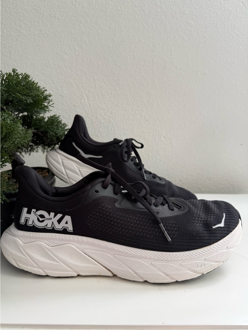 Hoka Arahi 7 Women size 10.5 Black and White Athletic Running Shoes